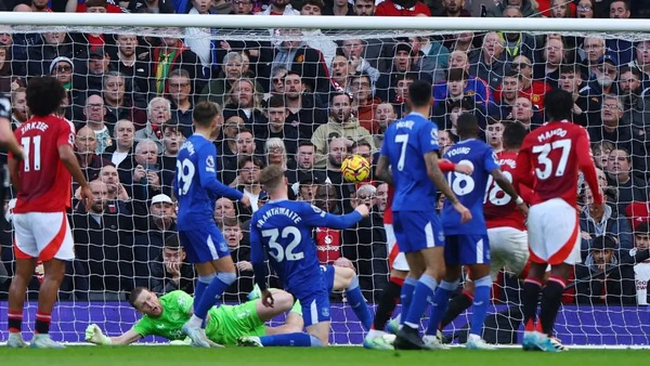Everton-Manchester United maçı hangi kanalda, saat kaçta? Maçı Darren England yönetecek!