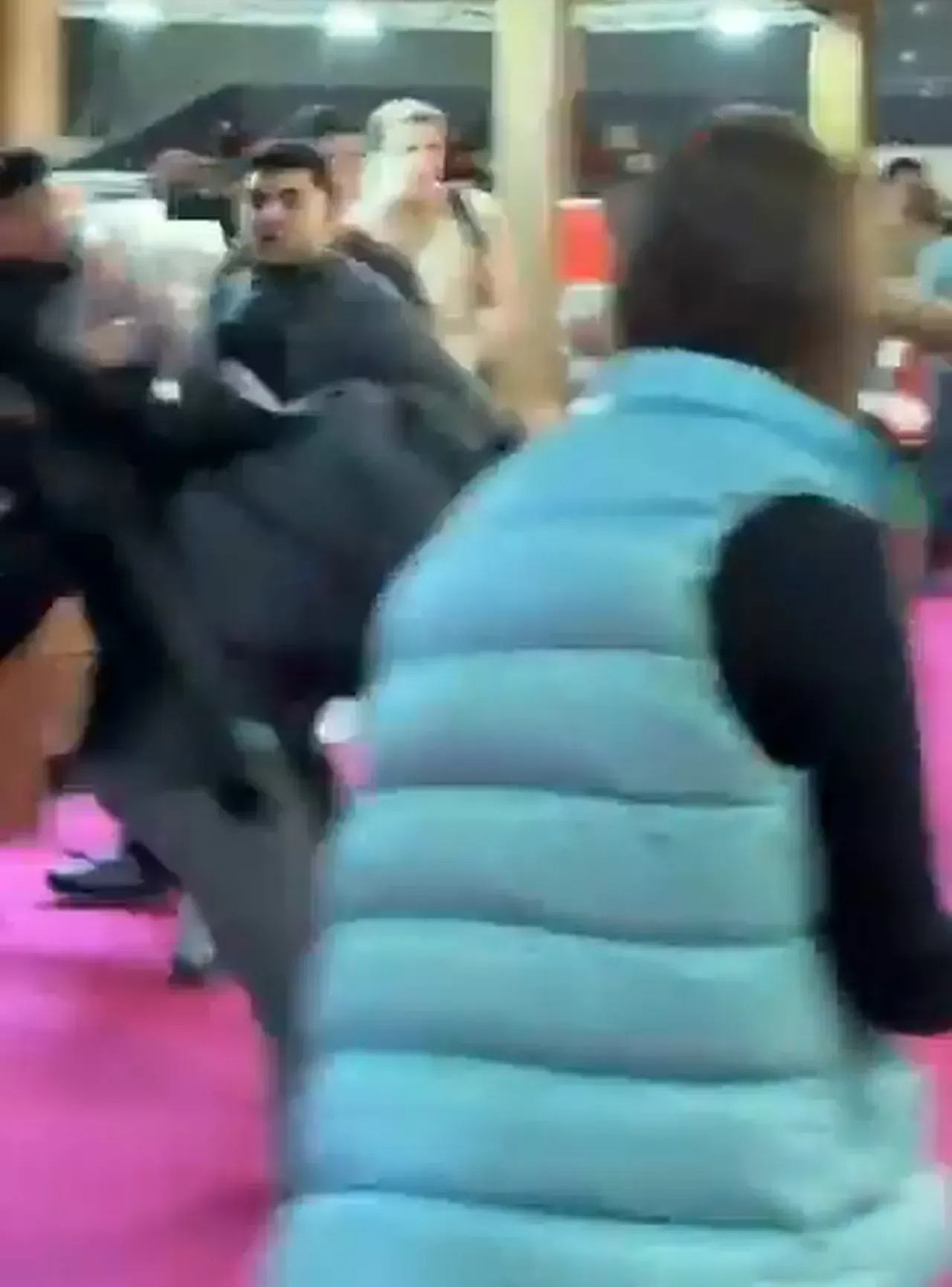 Fransadaki tarım fuarında korkunç dakikalar: Peynir tartışması kavgaya dönüştü, yumruklar havada uçuştu