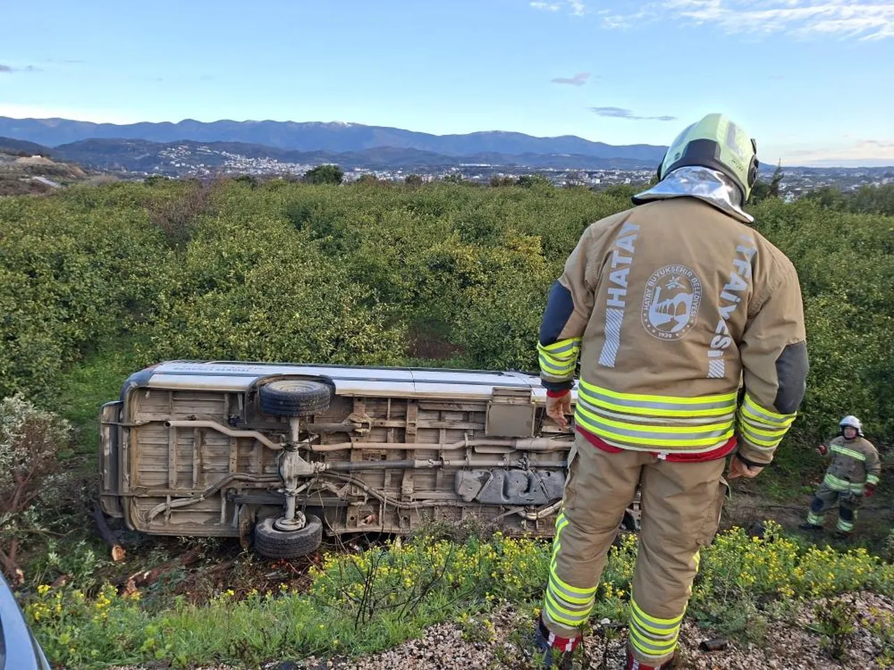 Hatay'da kaza! Öğrenci servisi tarlaya uçtu, yaralılar var