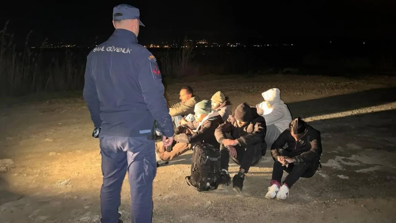 İzmir'de 30 düzensiz göçmen, kaçmaya çalışırken yakalandı