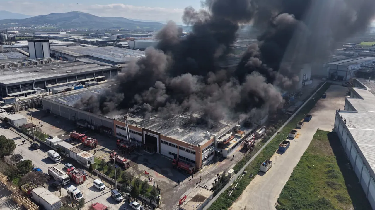 Manisa Akhisar'da şekerleme fabrikasında büyük yangın!