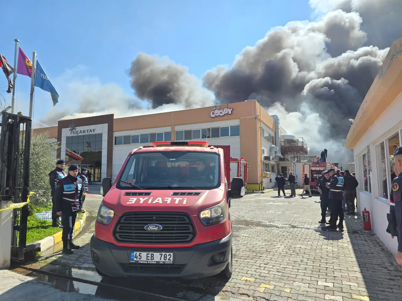 Manisa Akhisar'da şekerleme fabrikasında büyük yangın!