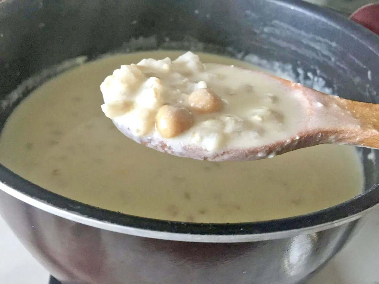 Melik Necâşî  sualleri karşısında aldığı cevaplara hayran kalır: Ağlatan tilavet