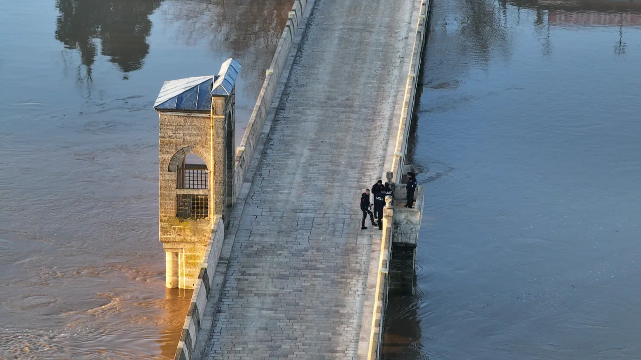 Meriç Nehri’nde felaket nöbeti! Debi kritik eşikte, 4 ilden ekip geldi