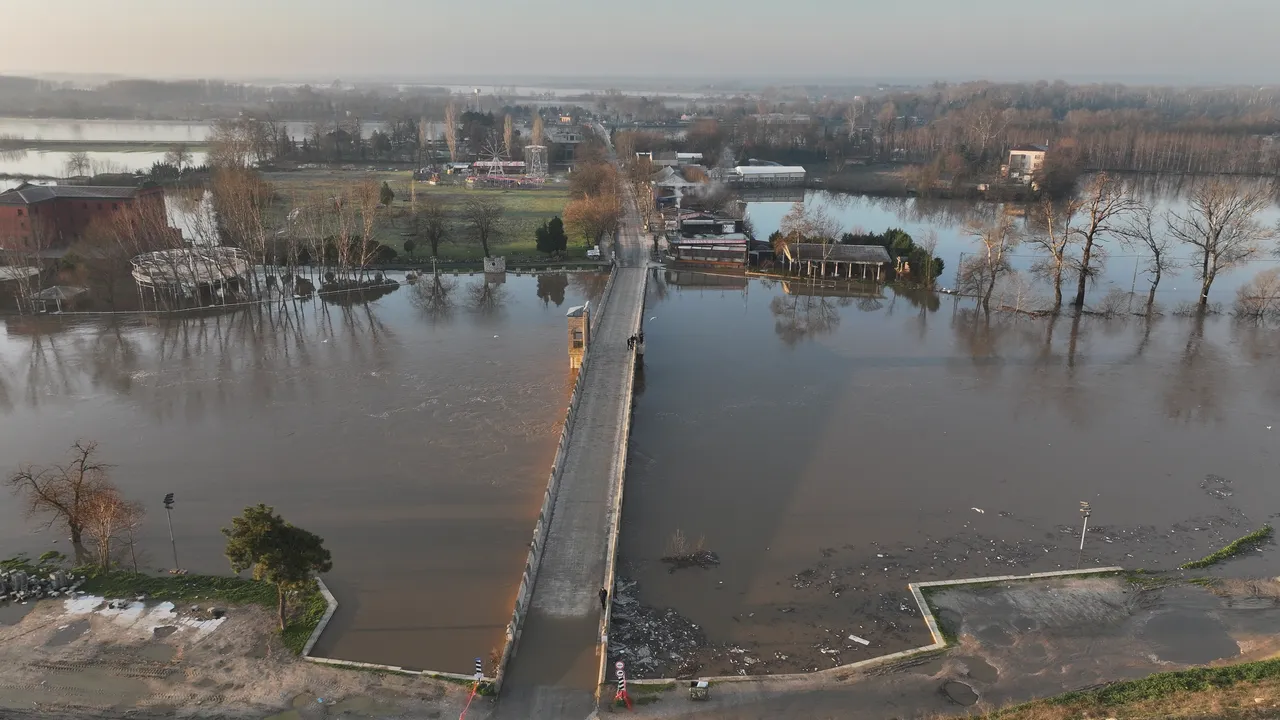 Meriç Nehri’nde felaket nöbeti! Debi kritik eşikte, 4 ilden ekip geldi