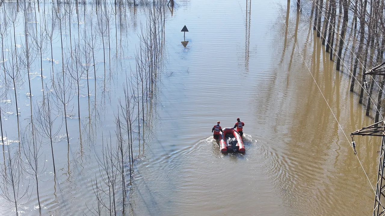 Meriç Nehri’nde felaket nöbeti! Debi kritik eşikte, 4 ilden ekip geldi