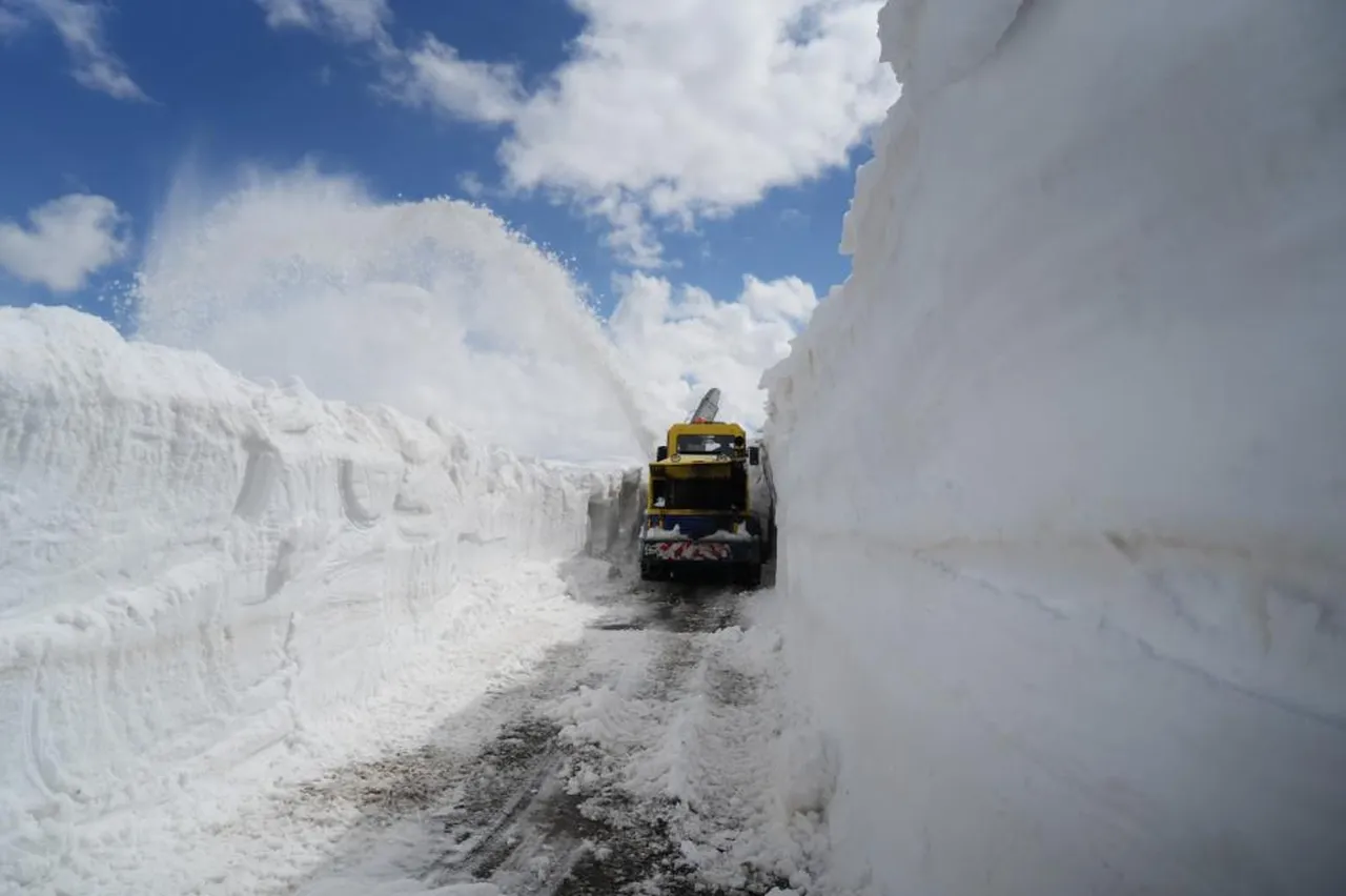 Muş'ta kar kalınlığı 6 metreyi geçti! Ekipler çığ riskine karşı zamana karşı yarışıyor