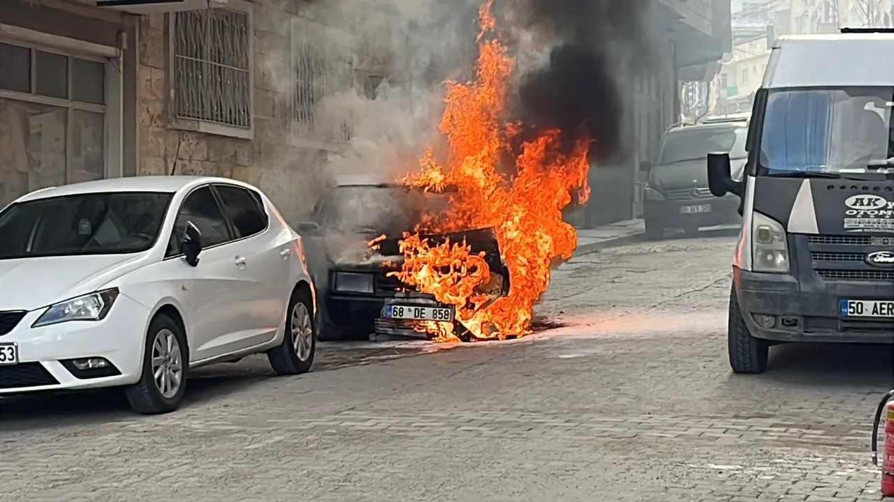 Nevşehir'de park halindeki otomobil alev alev yandı!