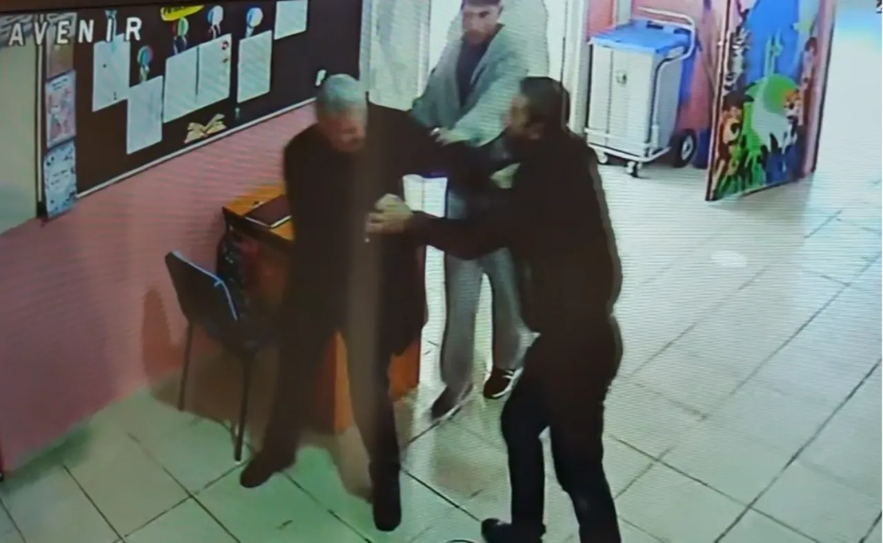 Okulda dehşet anları! Okul müdürlerine böyle saldırdılar