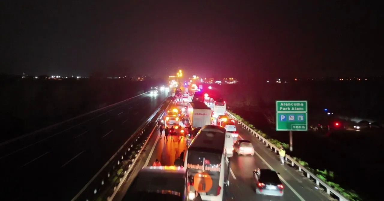 Otoyolda 16 araç birbirine girdi! Çok sayıda yaralı var