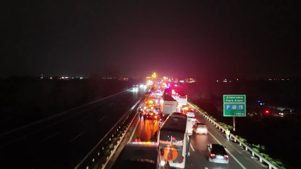 Otoyolda 16 araç birbirine girdi! Çok sayıda yaralı var