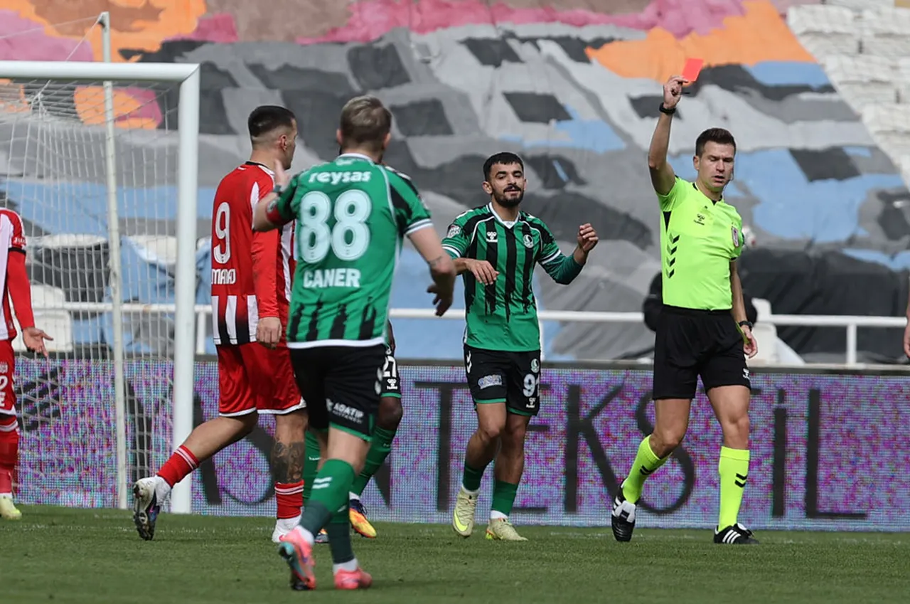 Caner Erkin'in kırmızı kart gördüğü an