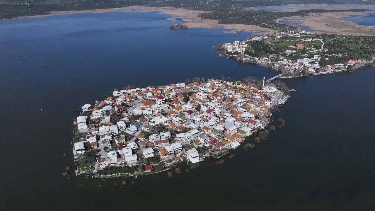 Bursa’da etkili olan yağışların ardından seviyesi yükselen Uluabat Gölü kıyısındaki tarım arazileri ve bazı evler sular altında kaldı.