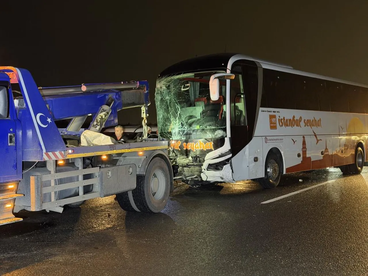 Yolcu otobüsü, minibüs ve arabalar... Hepsi birbirine girdi, çok sayıda yaralı var!