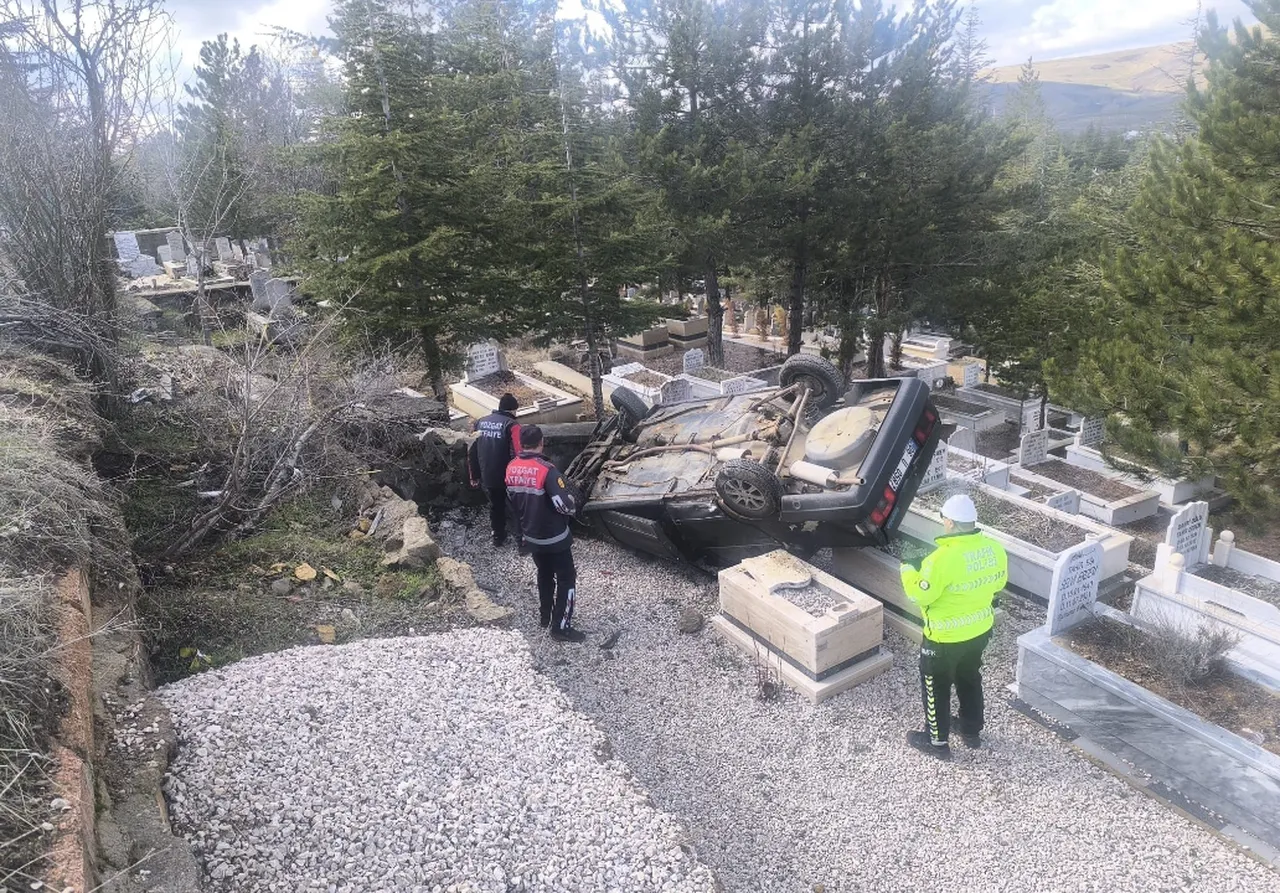 Yozgat'ta otomobil mezarlığa uçtu! 2 yaralı