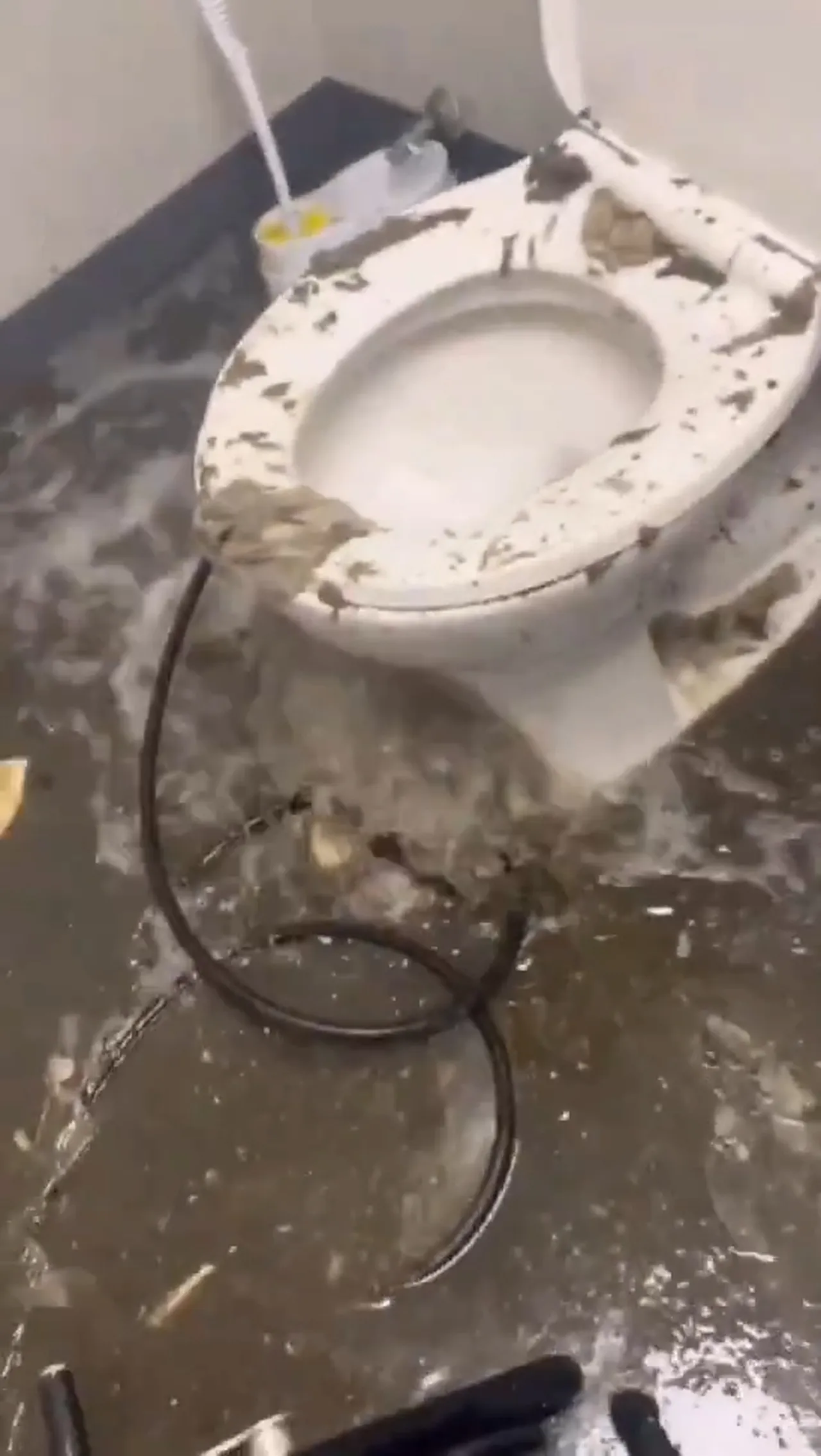 ABDnin 13 milyar dolarlık uçak gemisinde tuvalet krizi: Sosyal medyada bu görüntülere yorum yağdı