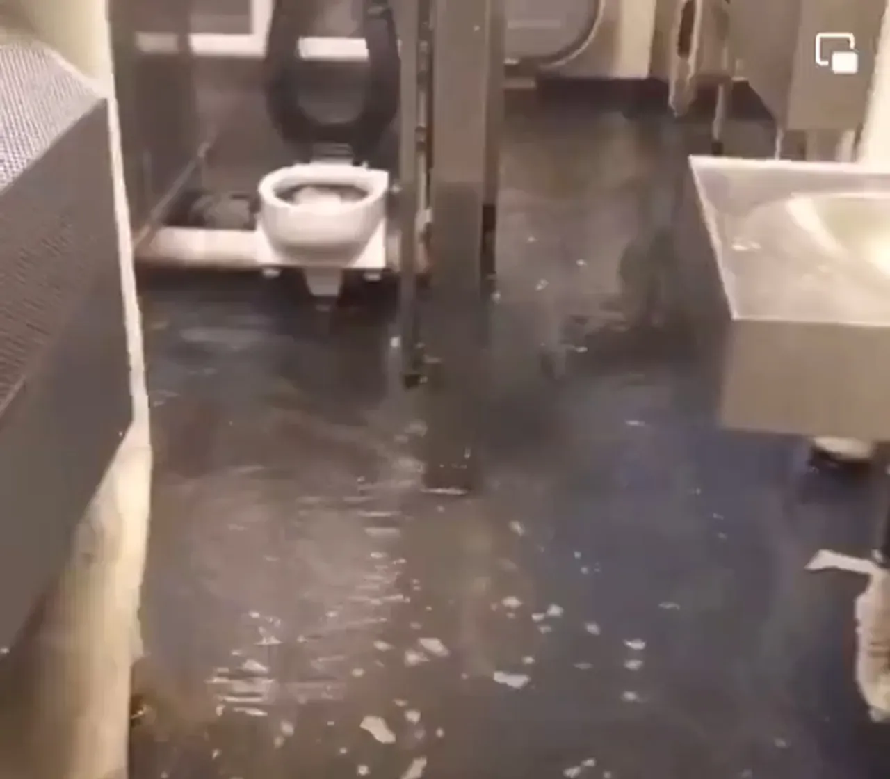 ABDnin 13 milyar dolarlık uçak gemisinde tuvalet krizi: Sosyal medyada bu görüntülere yorum yağdı