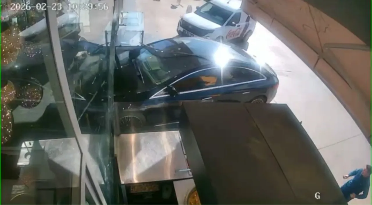 Ankara'da sürücüsünün kontrolünü kaybettiği otomobil pastaneye girdi!