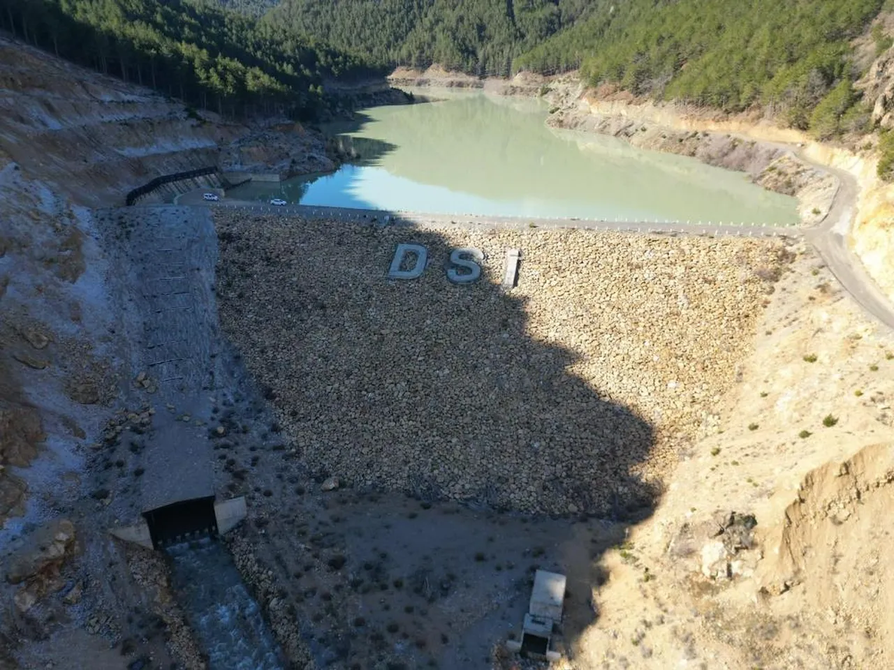Baraj doldu, arazi yolunda heyelan meydana geldi