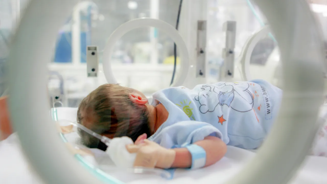 Belirti vermeyen virüs felç bıraktı! 17 aylık bebek dakikalar içinde 'taşa döndü'