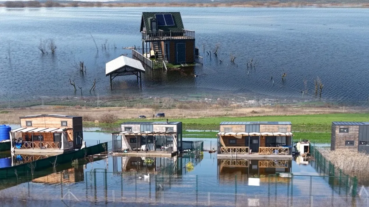 Bursa'da arsa diye aldılar şimdi botla geziyorlar! Göl yatağına ev yapmanın bedeli ağır oldu