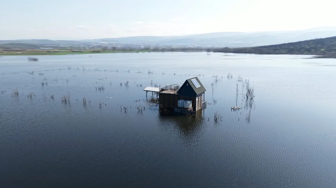 Bursa'da arsa diye aldılar şimdi botla geziyorlar! Göl yatağına ev yapmanın bedeli ağır oldu