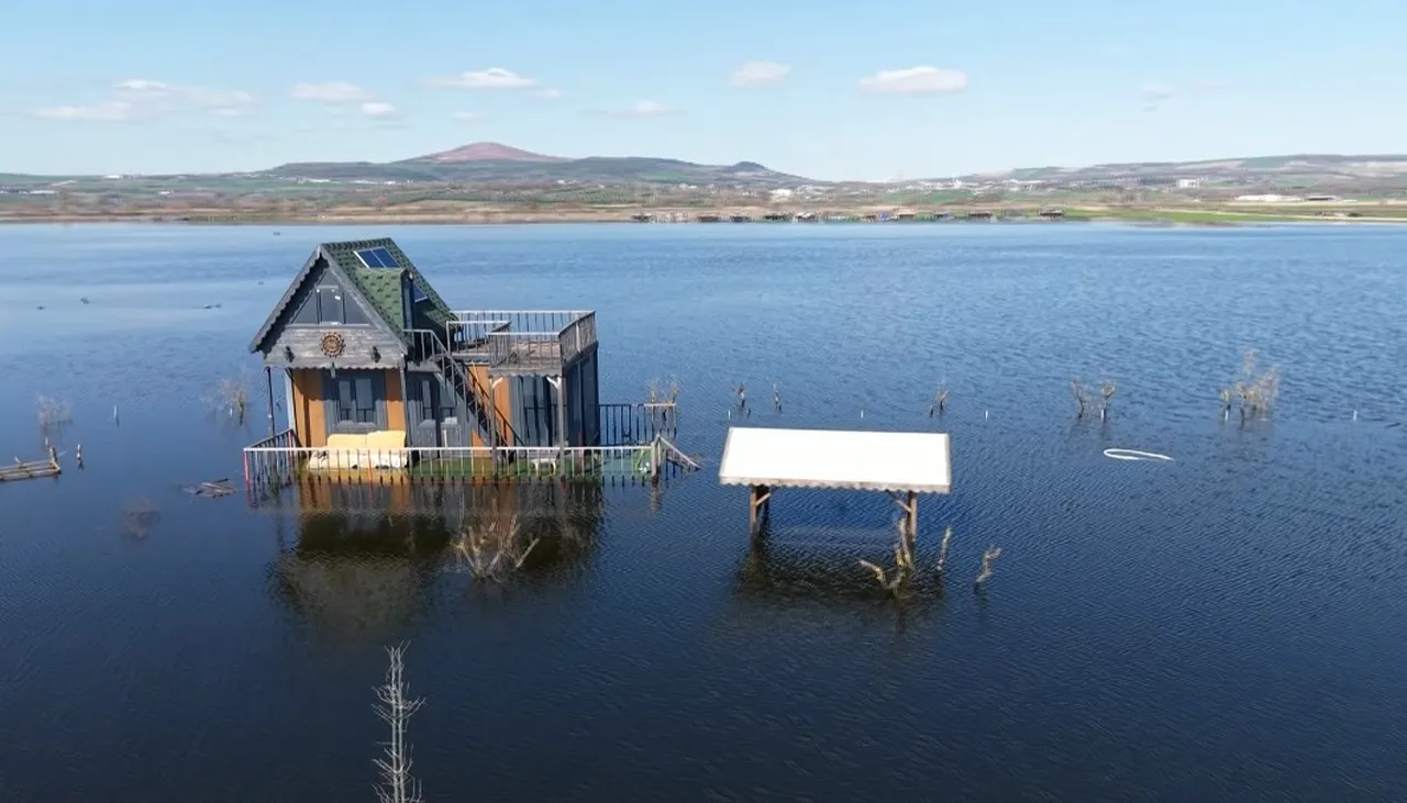 Bursa'da arsa diye aldılar şimdi botla geziyorlar! Göl yatağına ev yapmanın bedeli ağır oldu