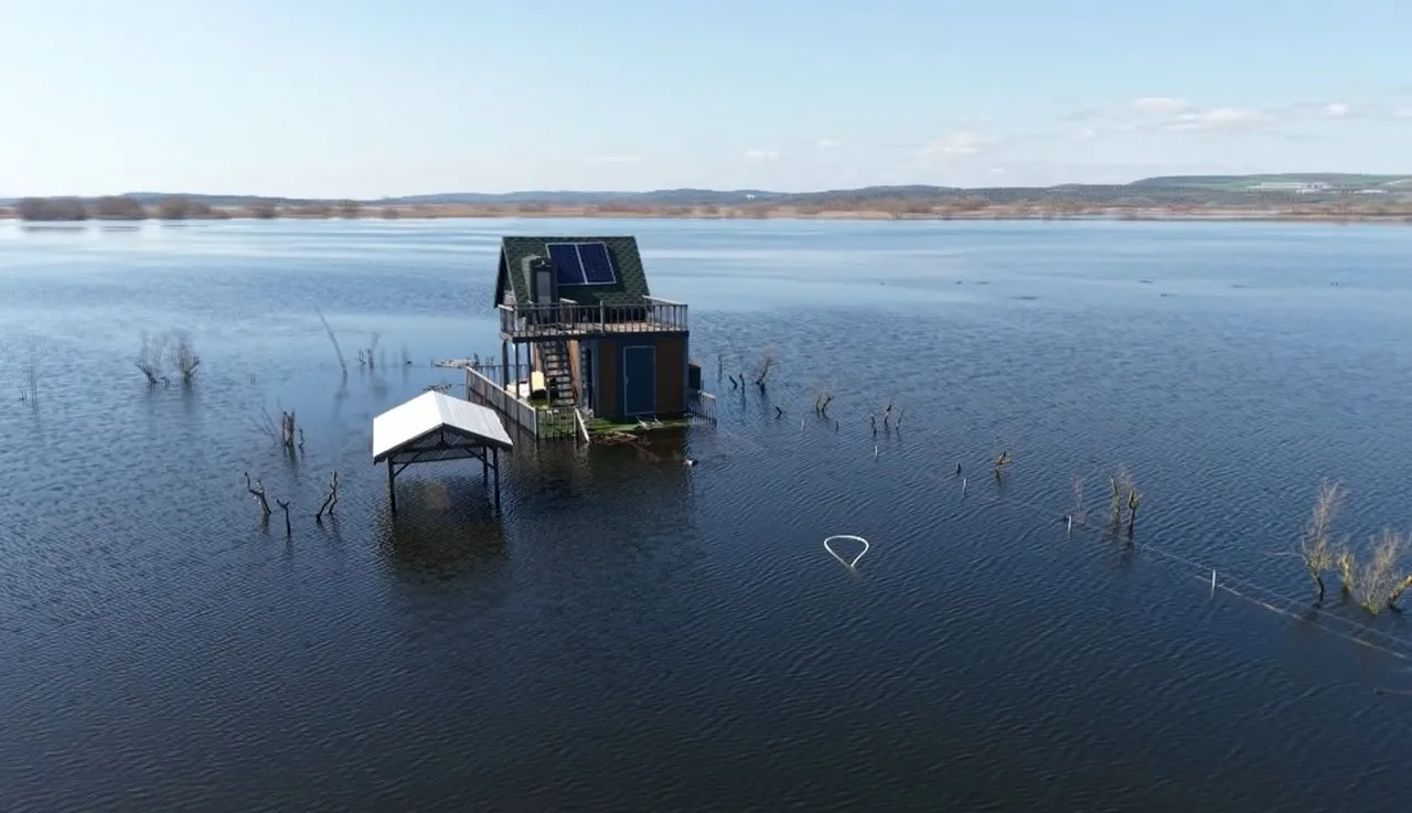 Bursa'da arsa diye aldılar şimdi botla geziyorlar! Göl yatağına ev yapmanın bedeli ağır oldu