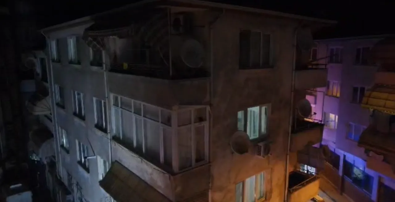 Bursa'da hasarlı apartman tahliye edildi, bölge trafiğe kapatıldı