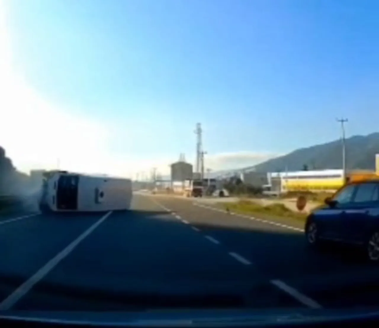 Bursa'da yan yatan minibüs karşı şeride geçti! O anlar kamerada