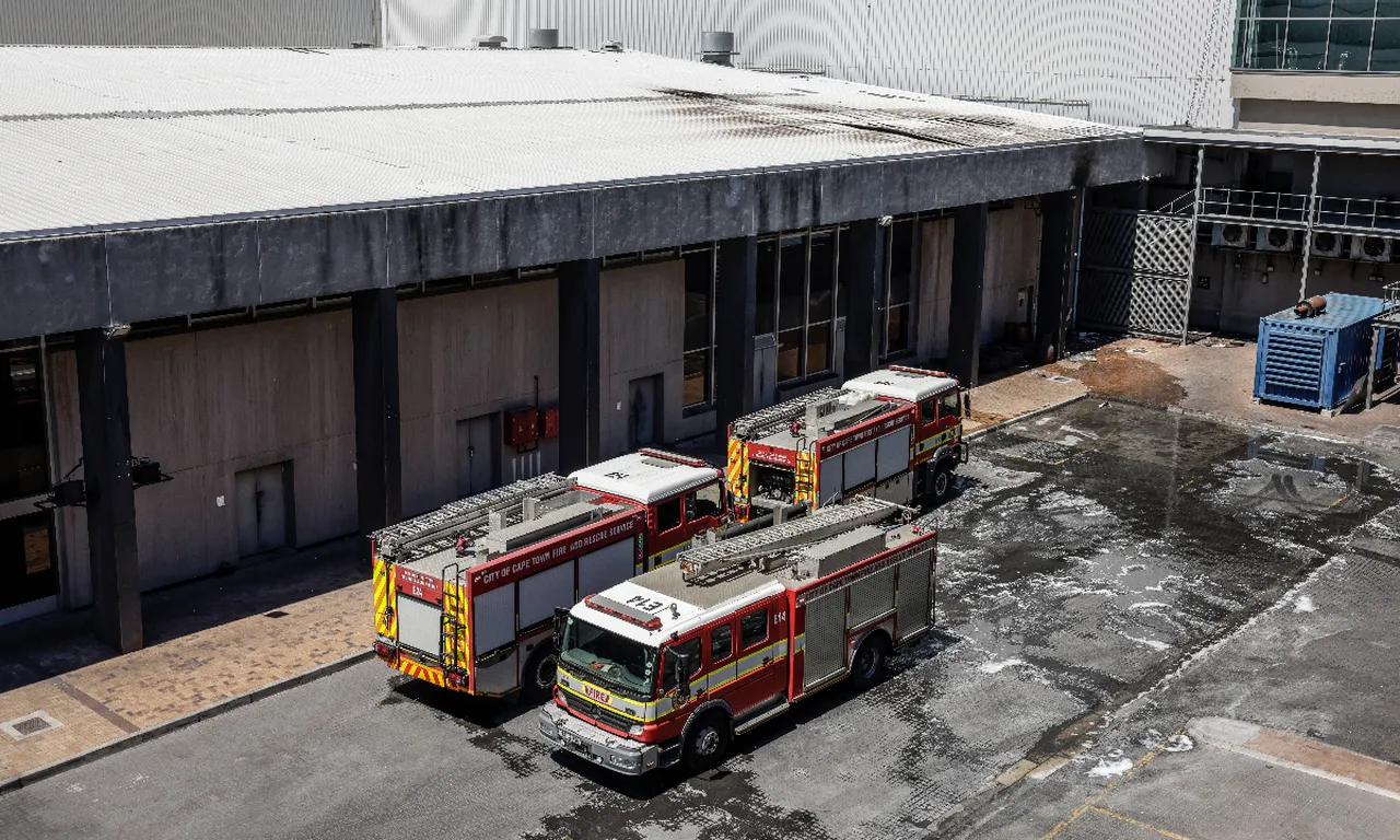 Cape Town'da alarm! Dış hatlar terminalinde yangın çıktı, uçuşlar durduruldu