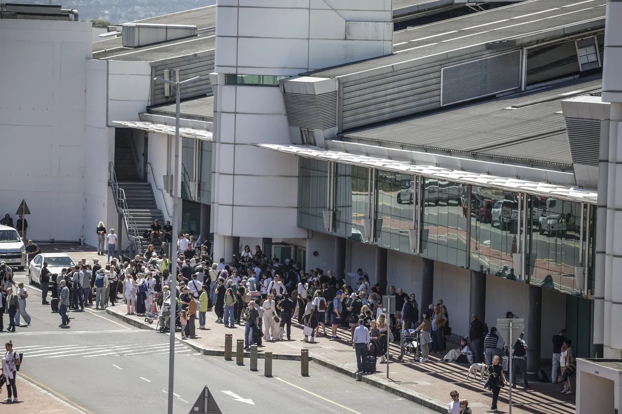Cape Townda alarm! Dış hatlar terminalinde yangın çıktı, uçuşlar durduruldu