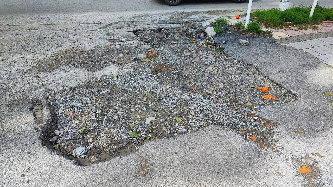 Çukura düştü, burnu kırıldı! Talihsiz kadın belediyeye isyan etti