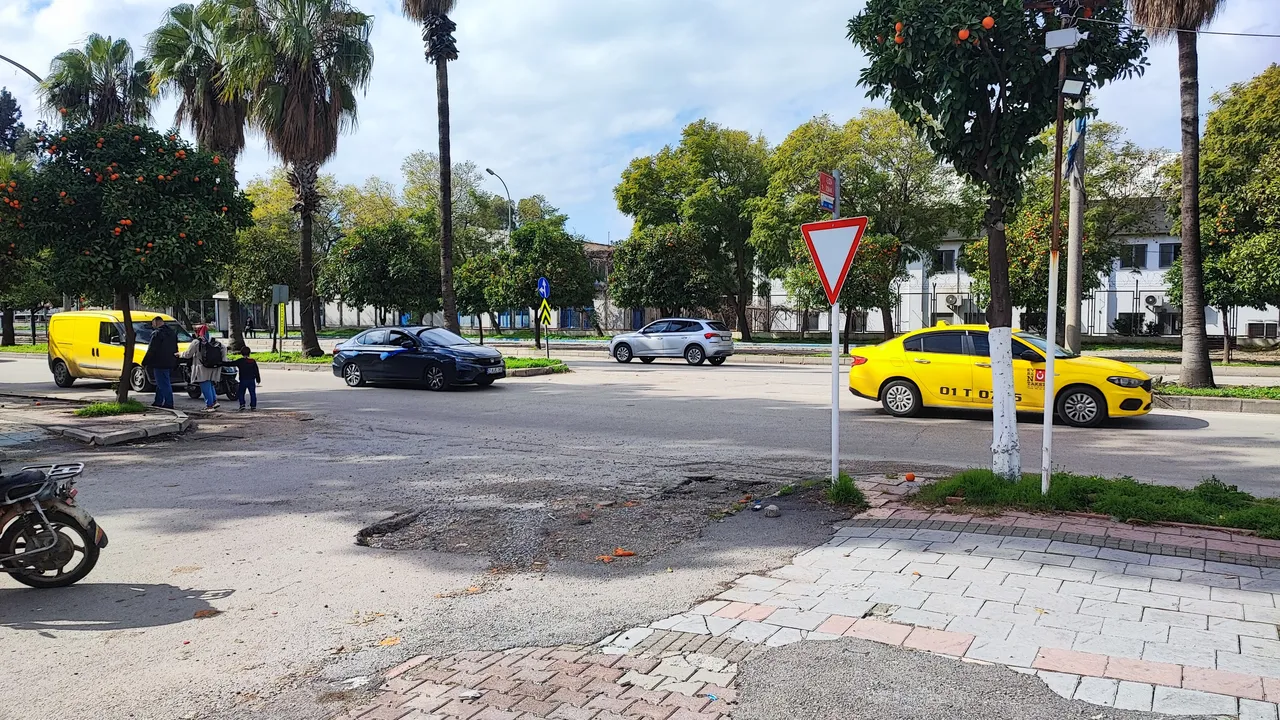 Çukura düştü, burnu kırıldı! Talihsiz kadın belediyeye isyan etti