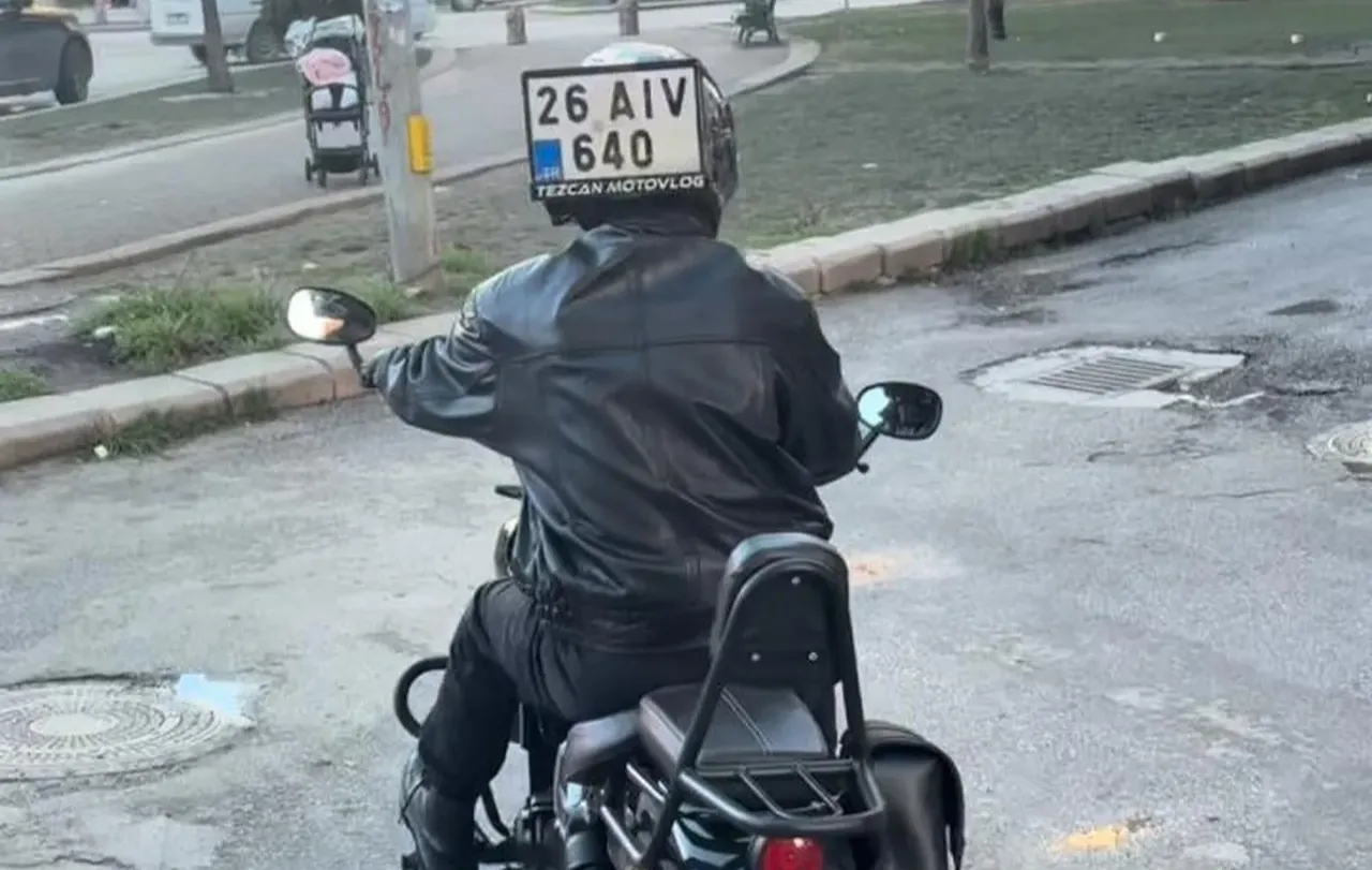 Gören şaşırdı! Düşen plakasını kaskına yapıştırarak yola devam etti