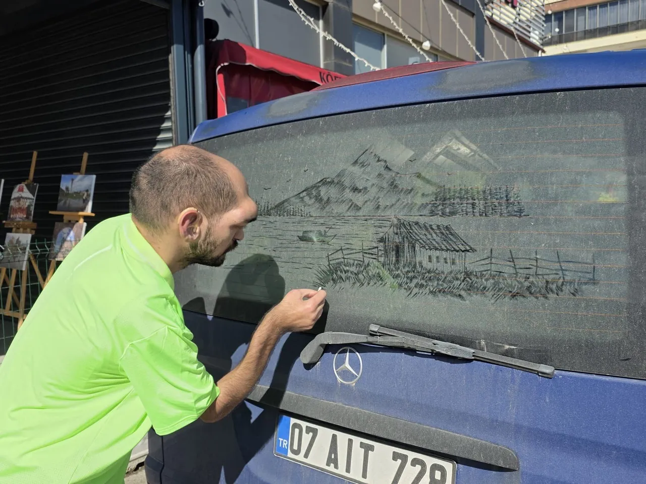 Görünce dayanamıyor! Tozdan sanat yapıyor, herkes hayran kalıyor