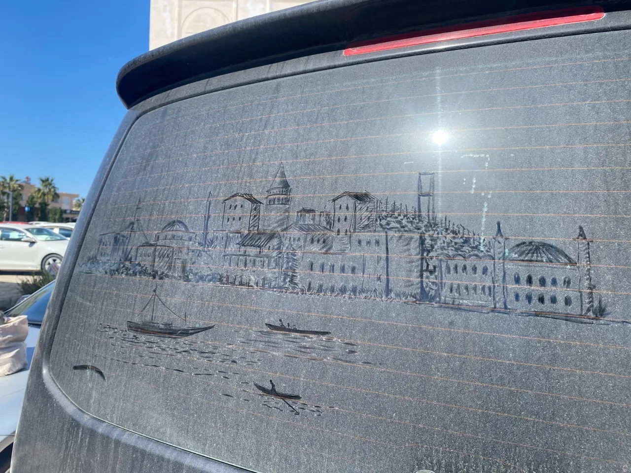 Görünce dayanamıyor! Tozdan sanat yapıyor, herkes hayran kalıyor