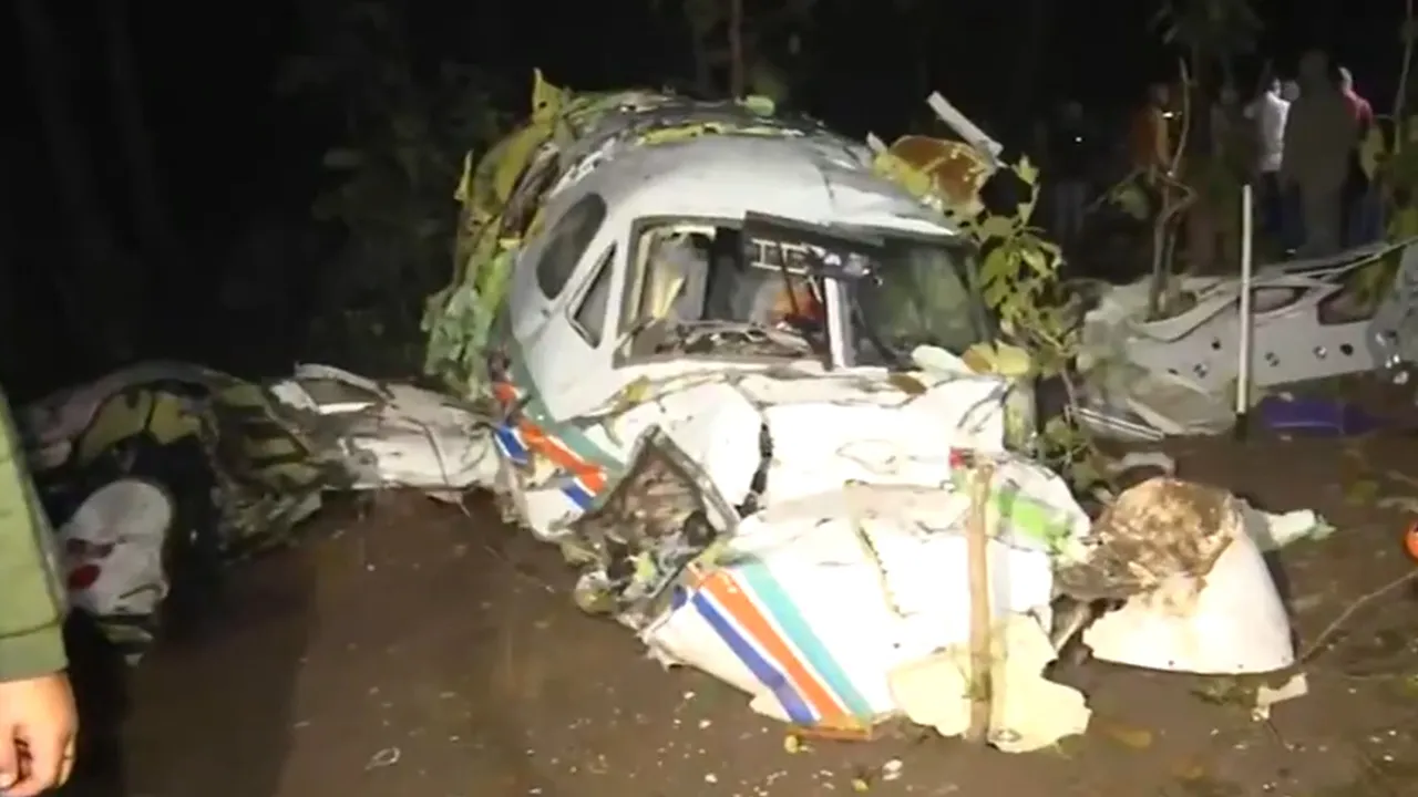 Hindistan'da ambulans uçak düştü! Çok sayıda ölü var