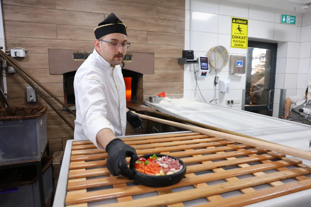 İftar sofralarını süsleyen 70 yıllık lezzet! 15 dakika pişiyor