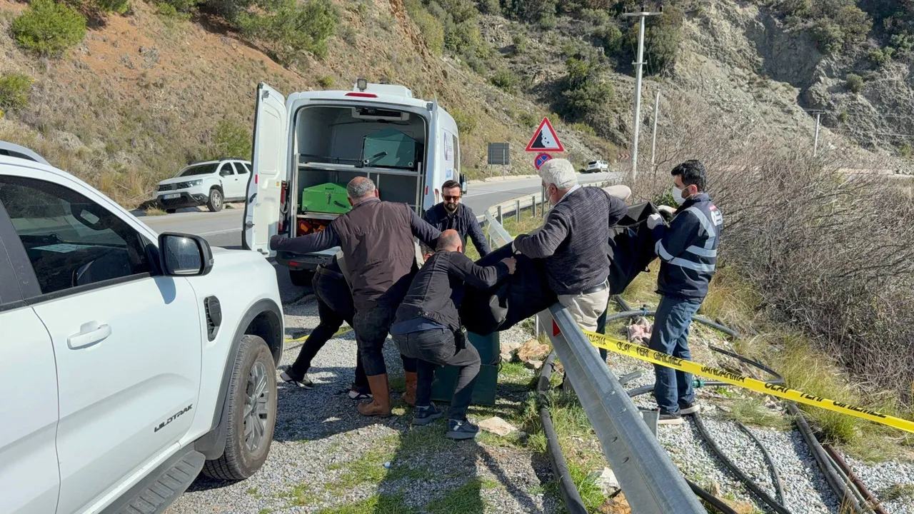 İşe gidenler fark etmişti! Yol kenarında bulunan cesedin kimliği belli oldu