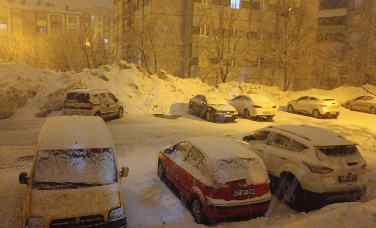 Kar aniden bastırdı, kent beyaza büründü! Yetkililerden uyarı geldi