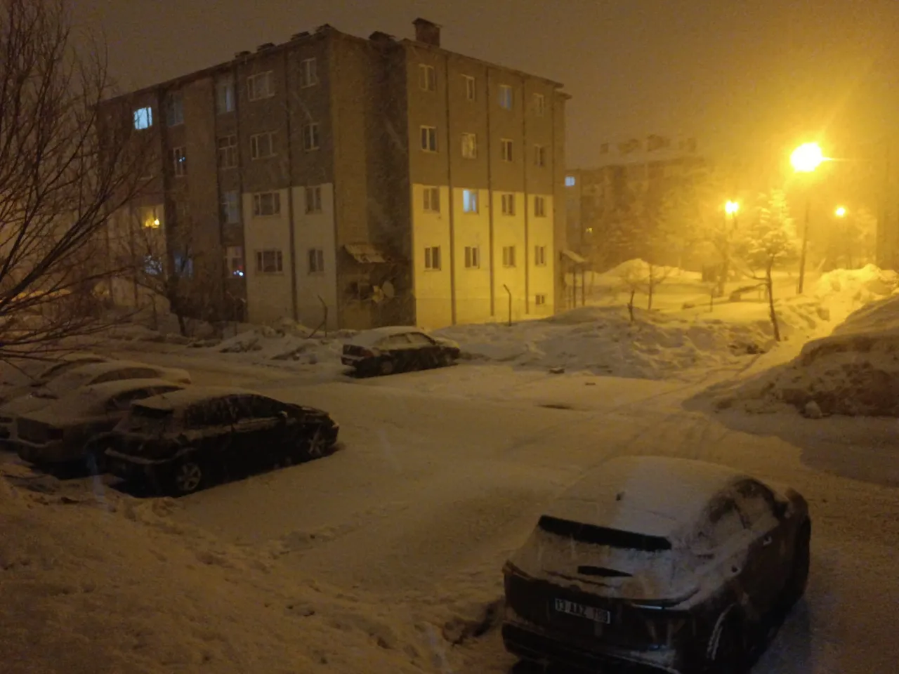 Kar aniden bastırdı, kent beyaza büründü! Yetkililerden uyarı geldi