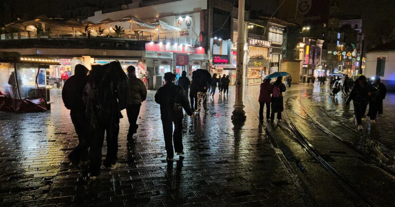 Meteoroloji uyarmıştı! Beklenen yağış İstanbul'da başladı