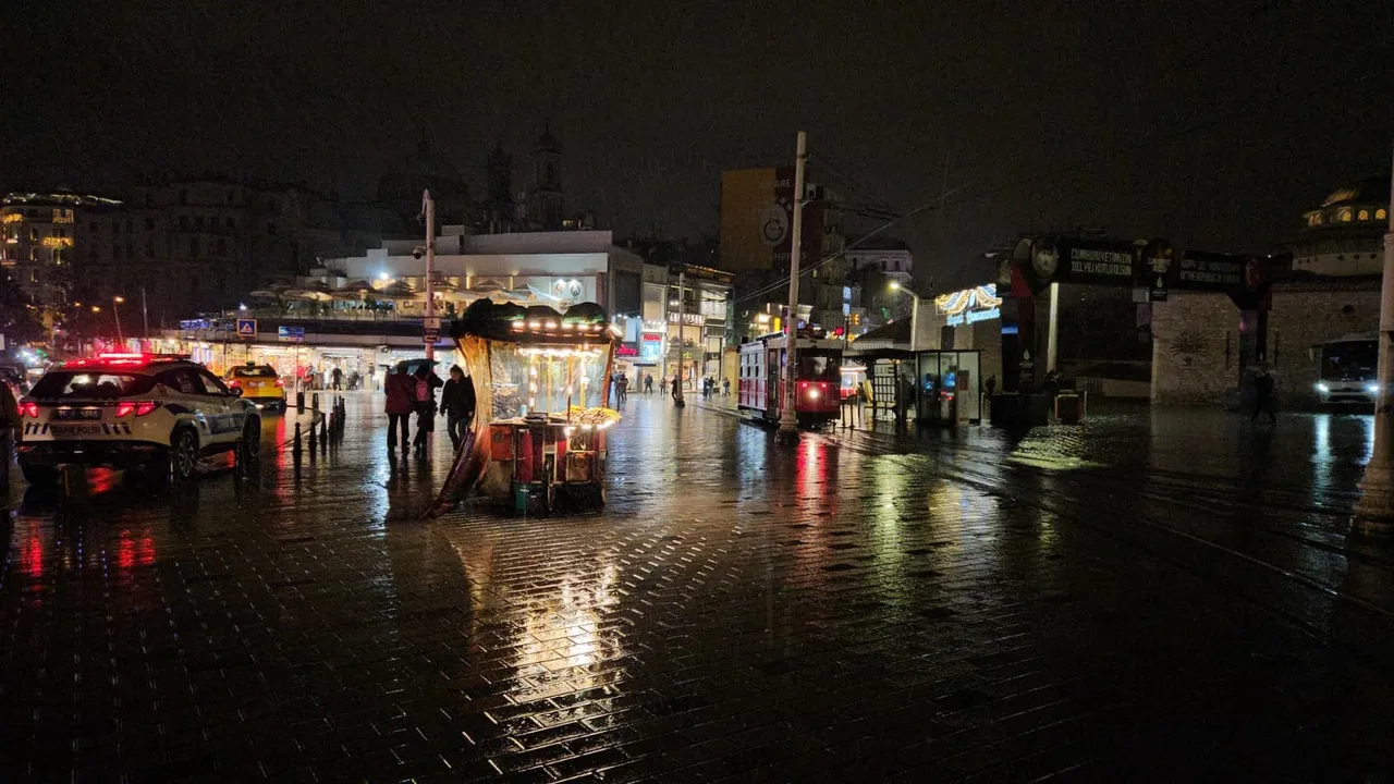 Meteoroloji uyarmıştı! Beklenen yağış İstanbulda başladı