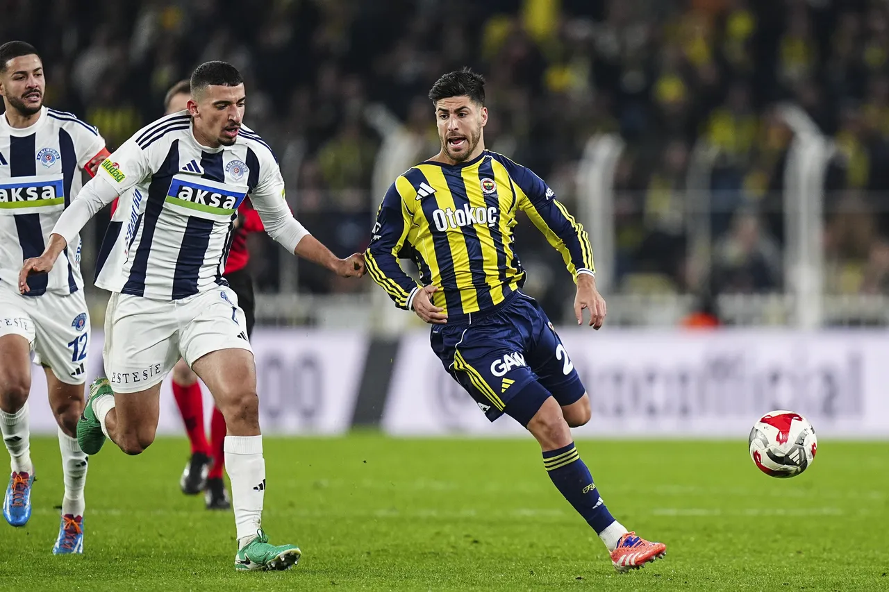 Fenerbahçe, lider Galatasaray'ın iki puan gerisinde bulunuyor.