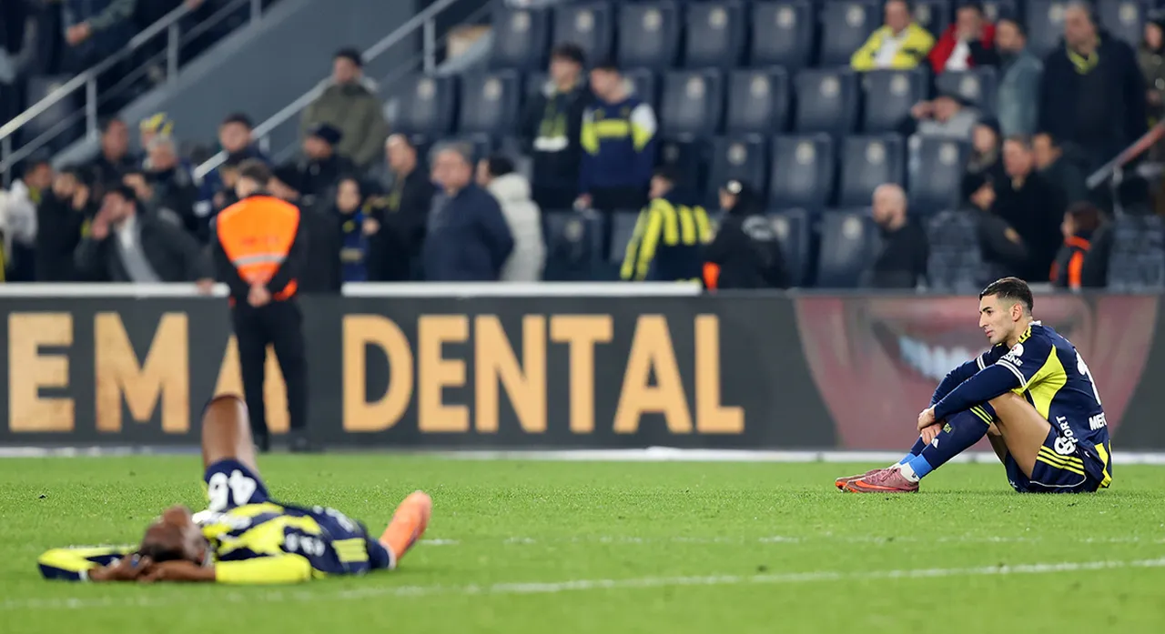 Fenerbhaçeli futbolcular, Kasımpaşa maçı sonrası büyük üzüntü yaşadı.