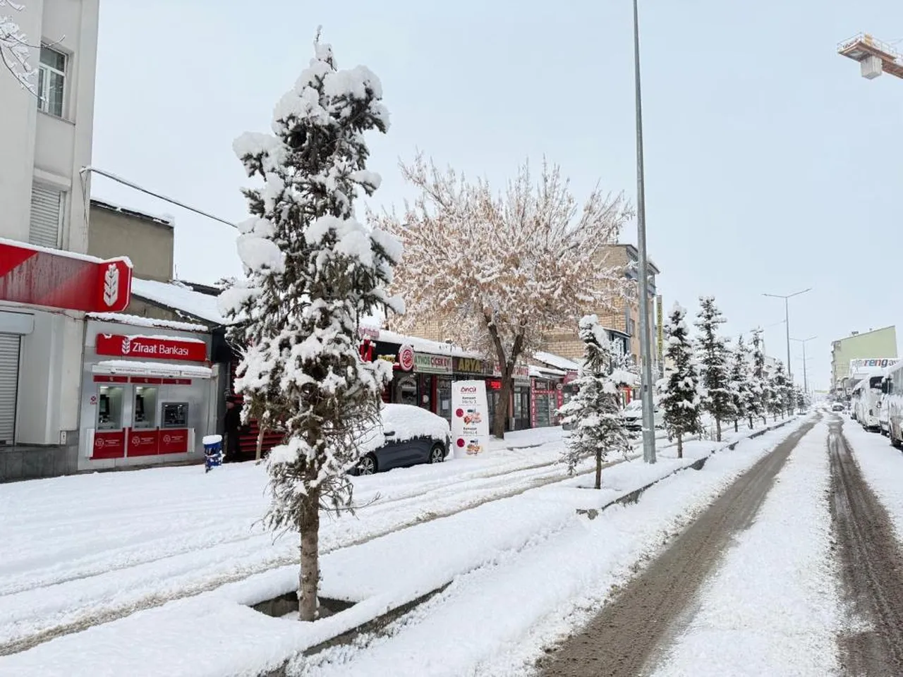 Yalancı bahar sonrası ilçede sürpriz! Kar kalınlığı 40 santimetreyi buldu