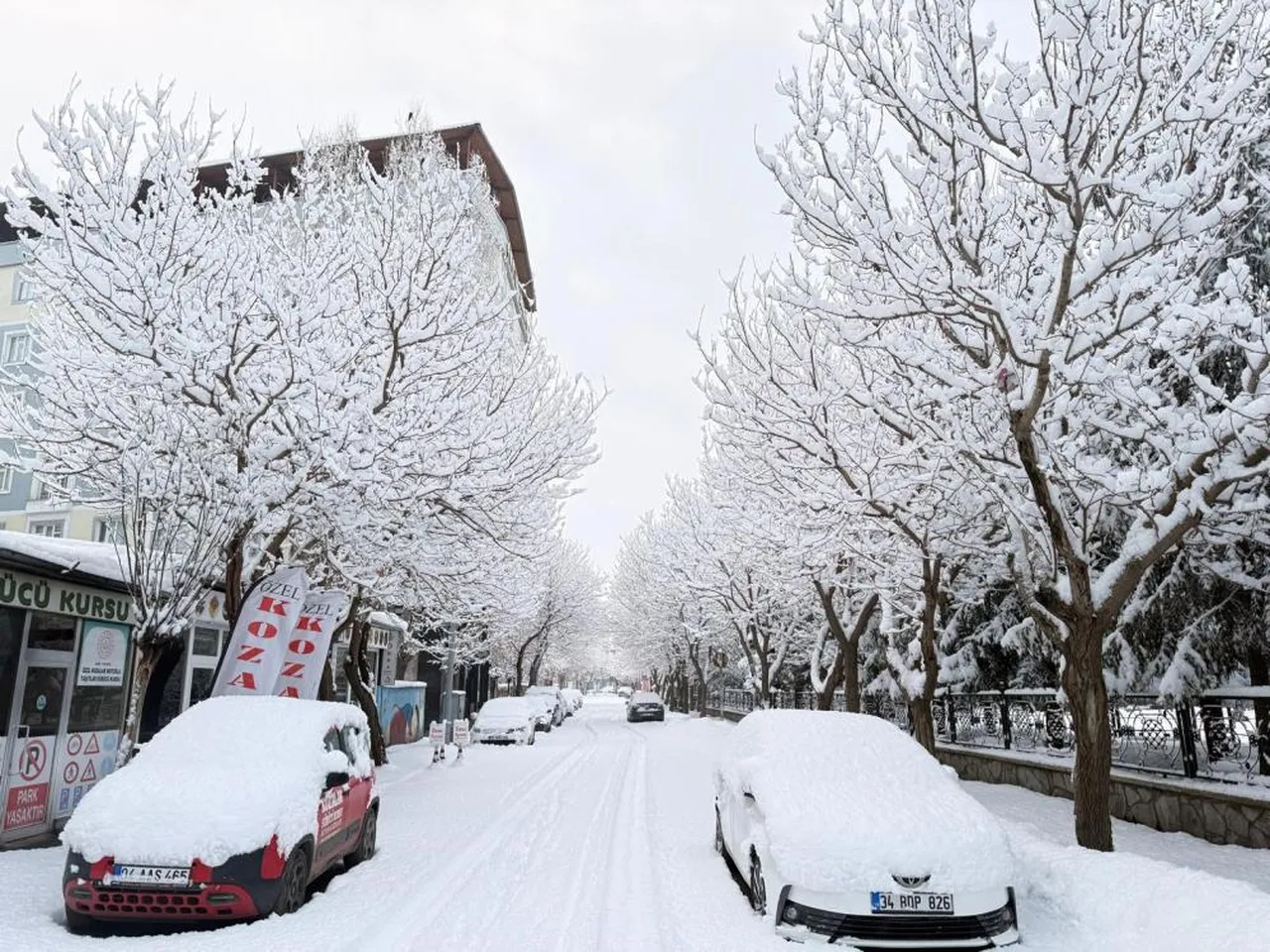 Yalancı bahar sonrası ilçede sürpriz! Kar kalınlığı 40 santimetreyi buldu
