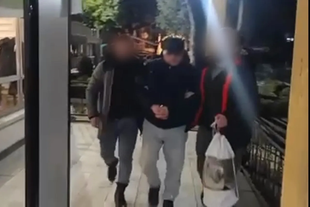 Zehir tacirlerine suçüstü! Polisin kapı açtırma yöntemi şoke etti