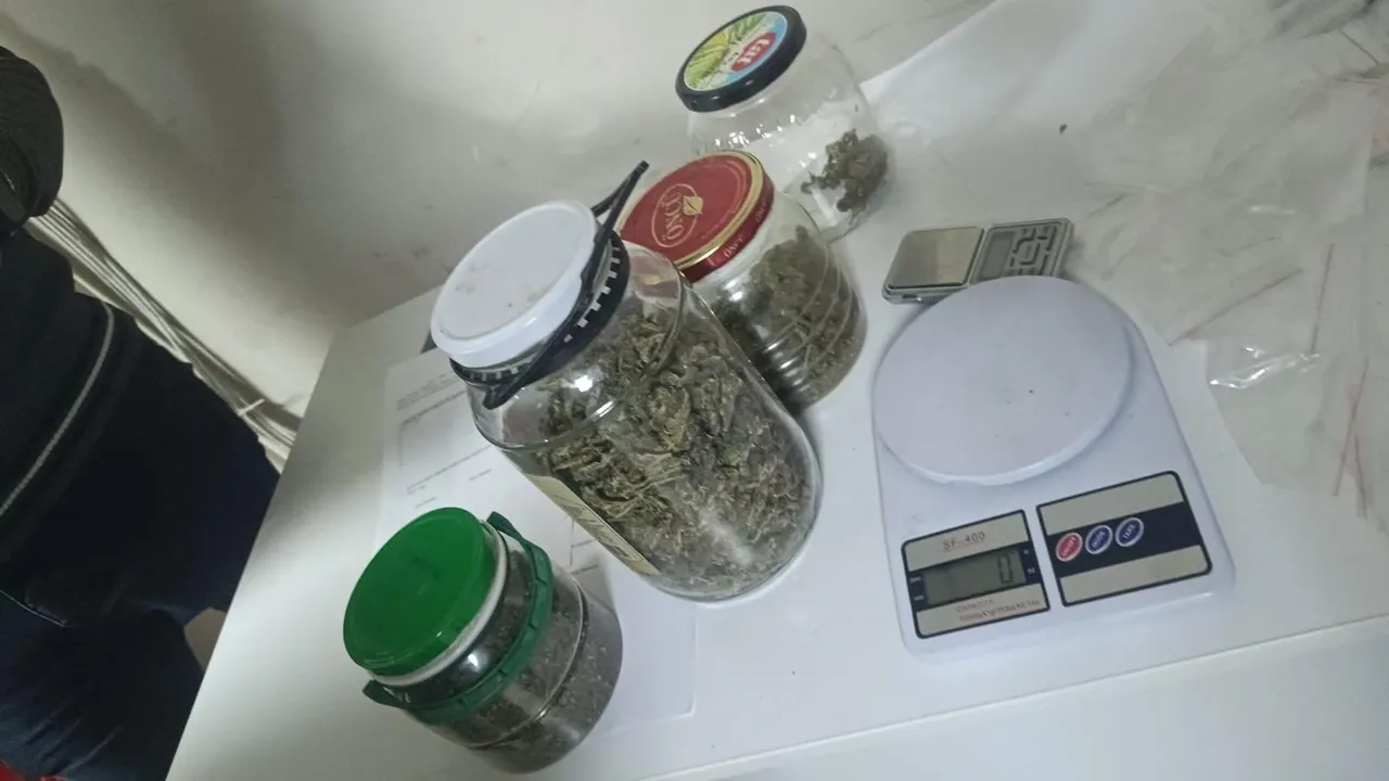 Zehir tacirlerine suçüstü! Polisin kapı açtırma yöntemi şoke etti